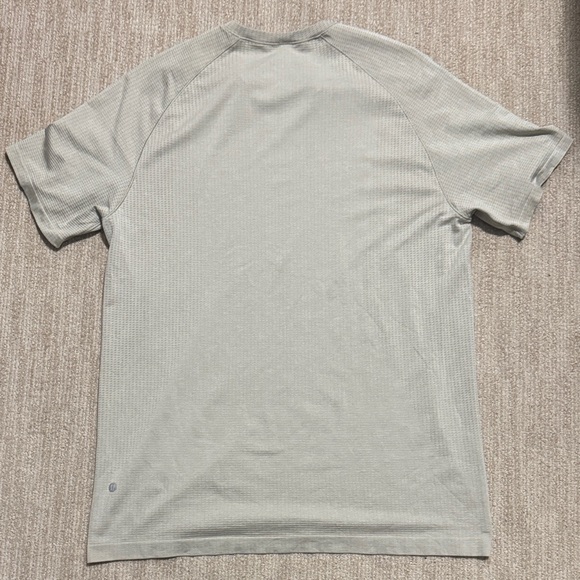 Lululemon Men's Size XL Tan Metal Vent Tech Short Sleeve Athletic Stretch Top - Picture 11 of 12